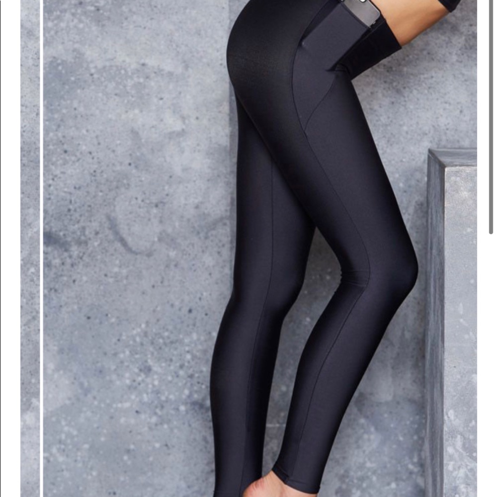 Matte black pocket leggings